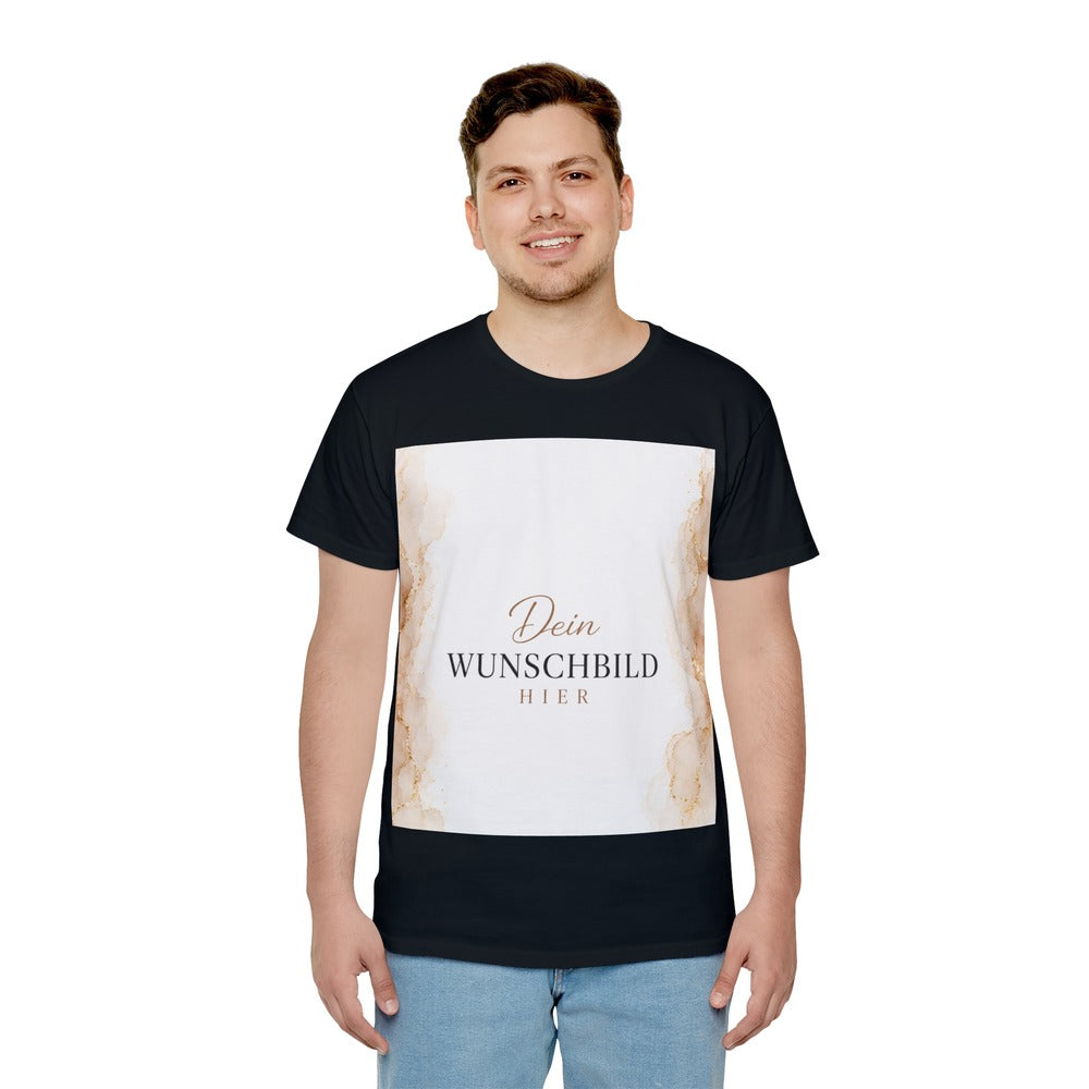 Mann trägt ein schwarzes T-Shirt mit großem Wunschbild-Platzhalter in Beige und Gold