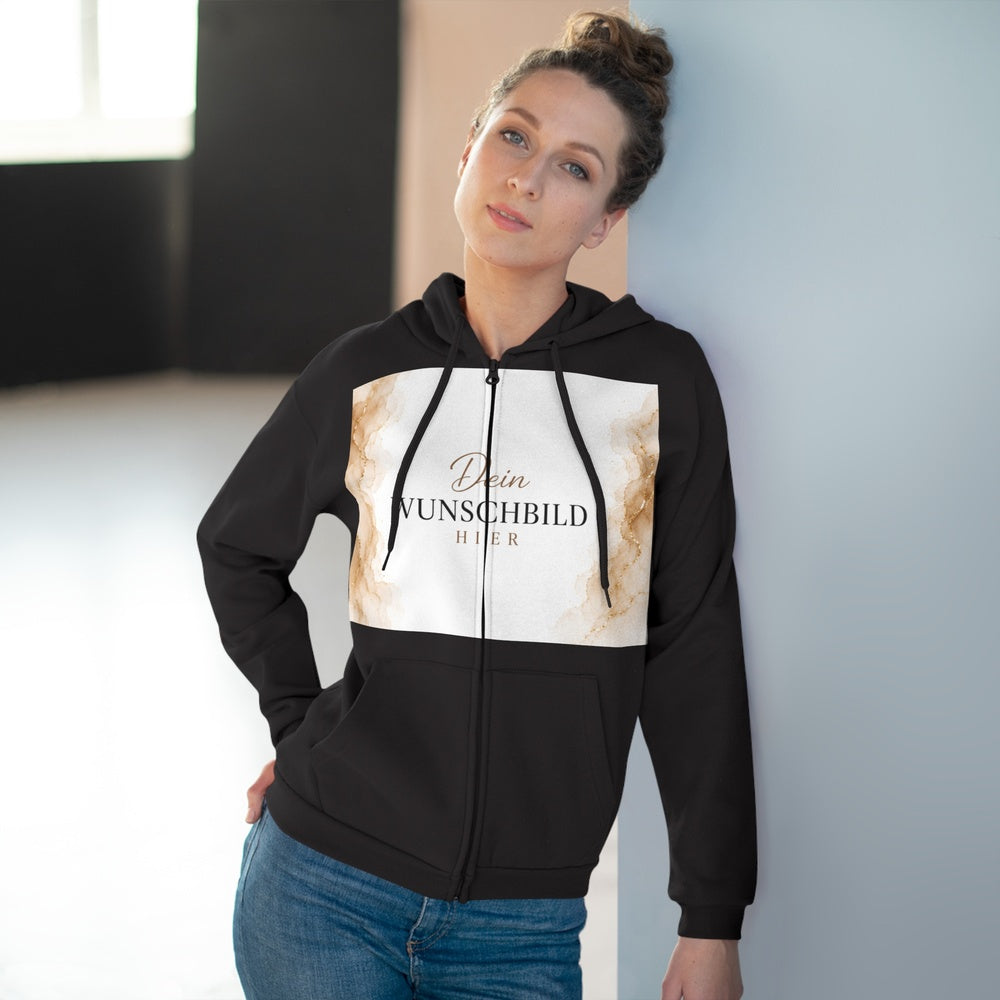 Frau trägt einen schwarzen Zipper Hoodie mit großem Druckbereich für individuelle Fotos oder Designs.