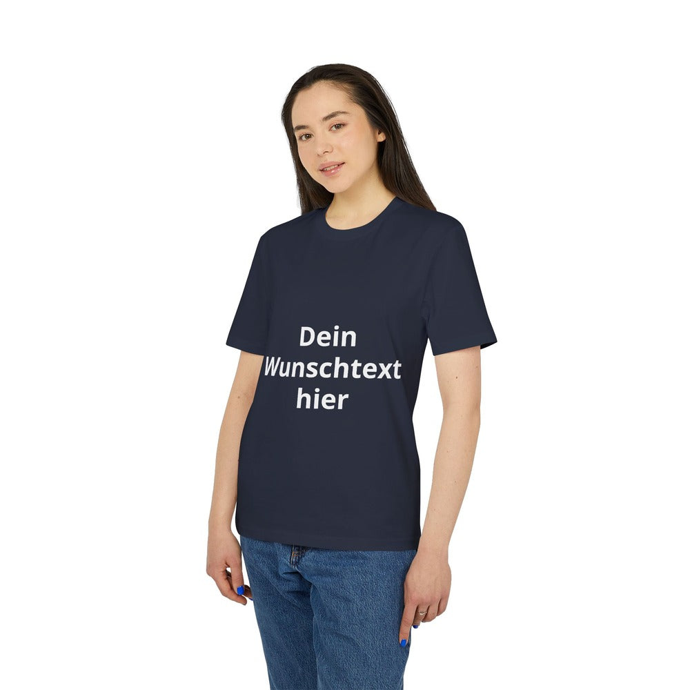 Frau trägt ein dunkelblaues T-Shirt mit dem Beispieltext „Dein Wunschtext hier“