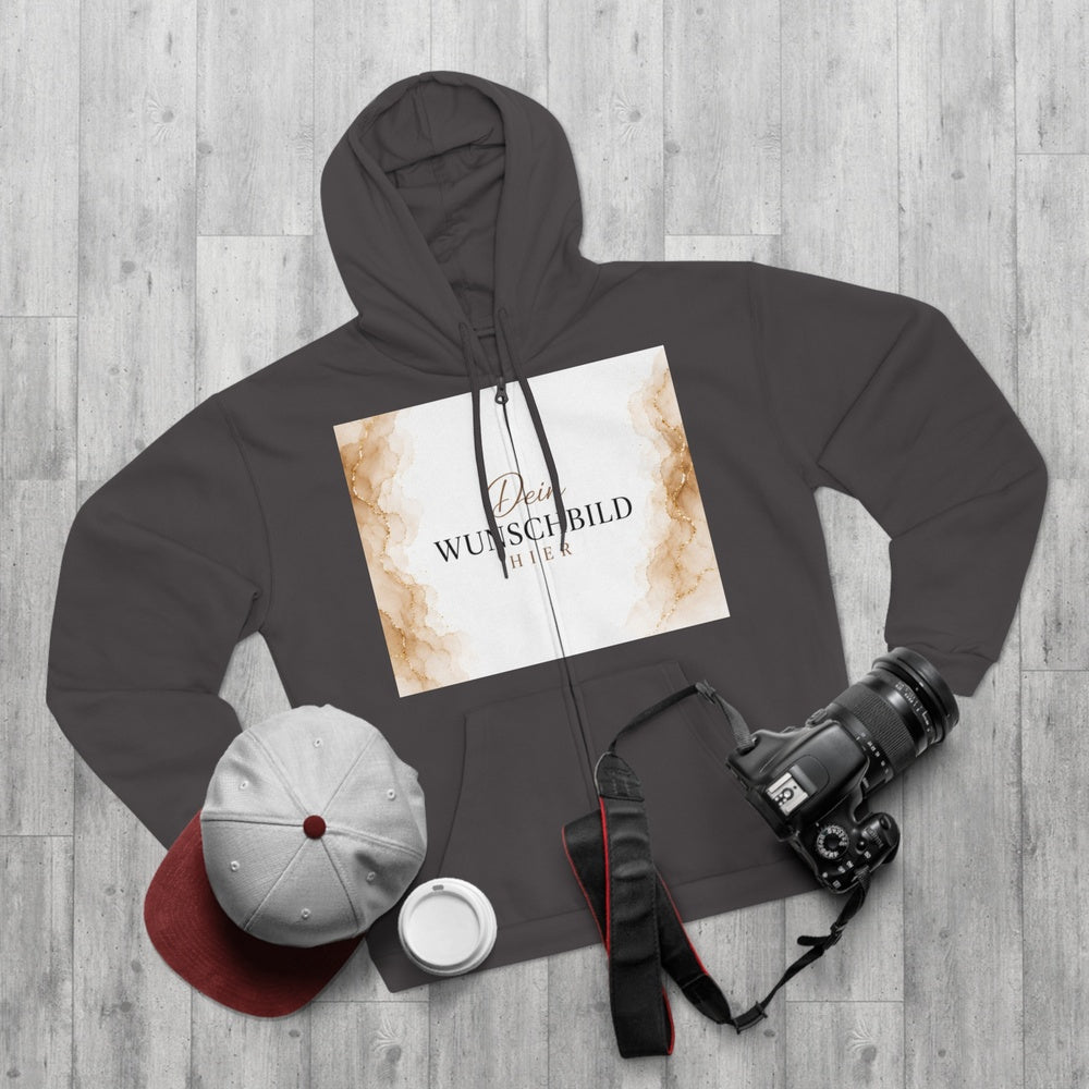 Anthrazitfarbener Zip-Hoodie mit individuellem Wunschbild als Flatlay zusammen mit Kamera, Cap und Kaffeebecher.