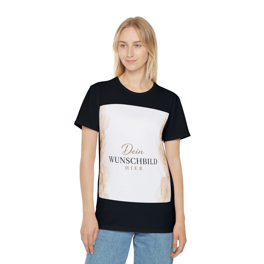 Frau trägt ein schwarzes T-Shirt mit großem Wunschbild-Platzhalter in Beige und Gold