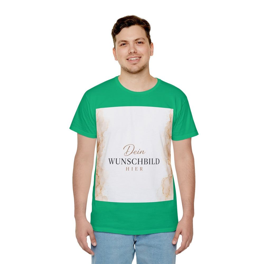 Mann trägt ein grünes T-Shirt mit großflächigem Wunschbild-Platzhalter in Beige und Gold