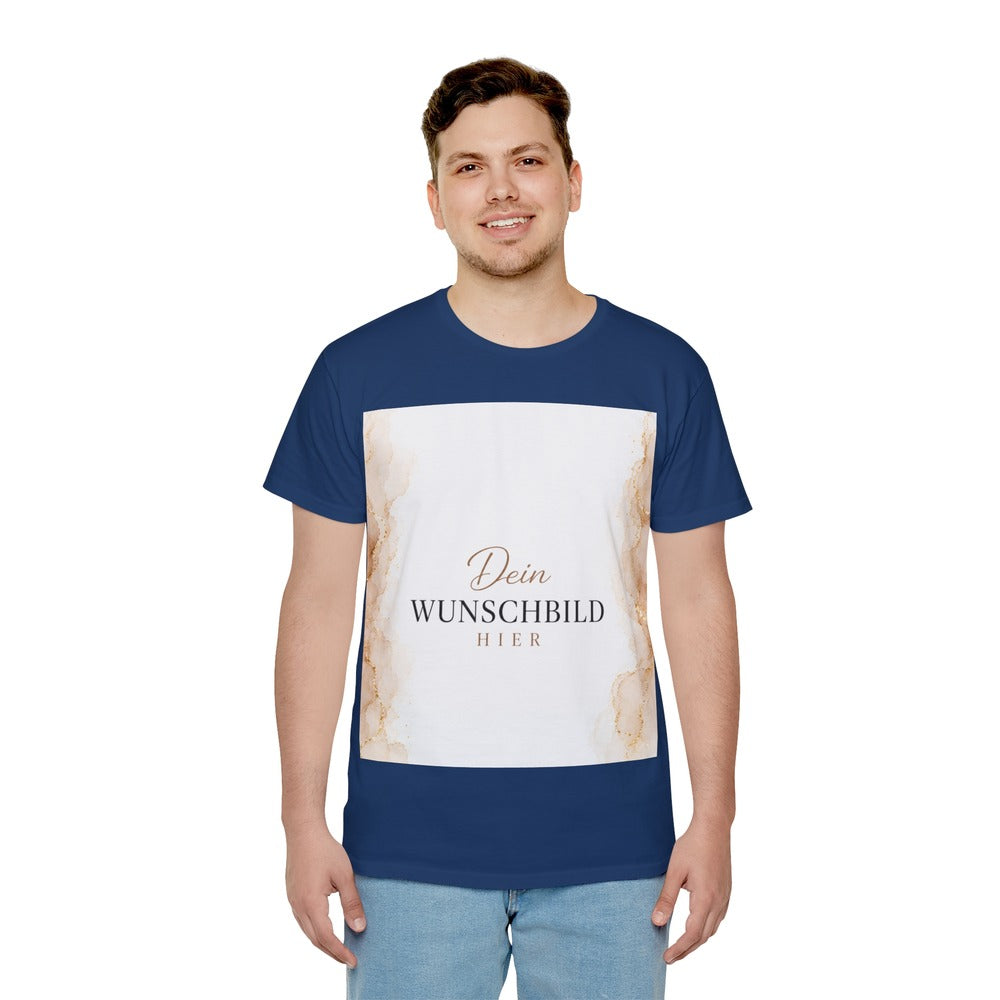 Mann trägt ein dunkelblaues T-Shirt mit rechteckigem Wunschbild-Platzhalter und Marmorrahmen
