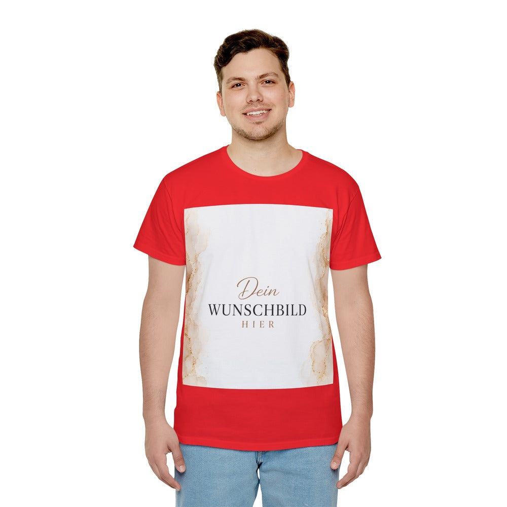 Mann trägt ein rotes T-Shirt mit großem Wunschbild-Platzhalter in Beige und Gold