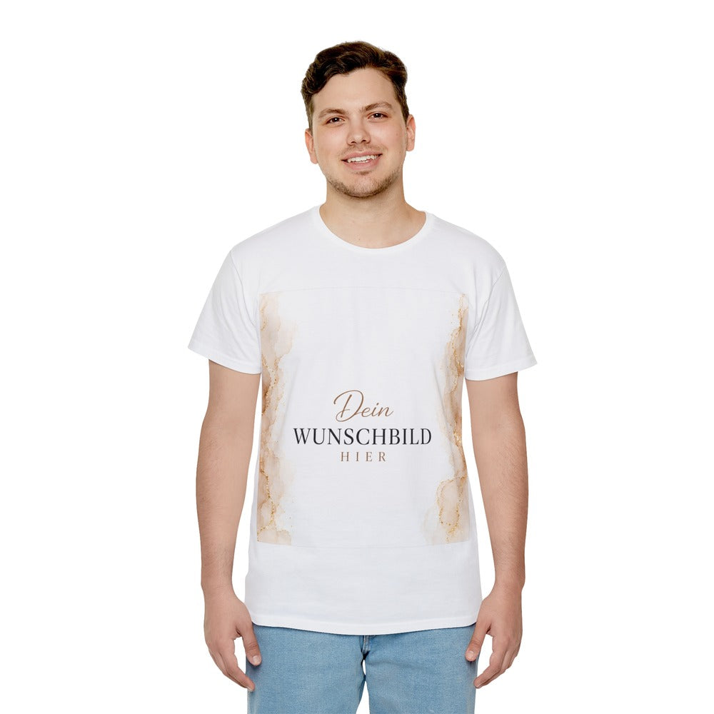 Mann trägt ein weißes T-Shirt mit rechteckigem Wunschbild-Platzhalter im Marmor-Look
