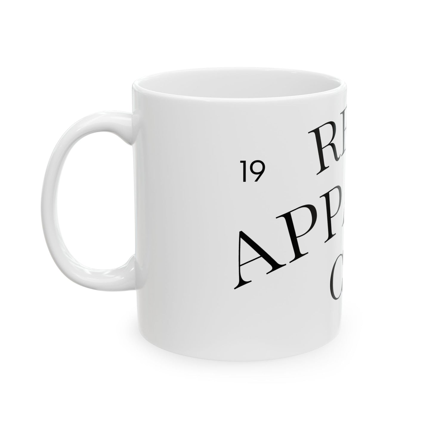 Weiße Kaffeetasse aus Keramik mit minimalistischem Schriftzug Real Apparel Co. und Jahreszahl 19