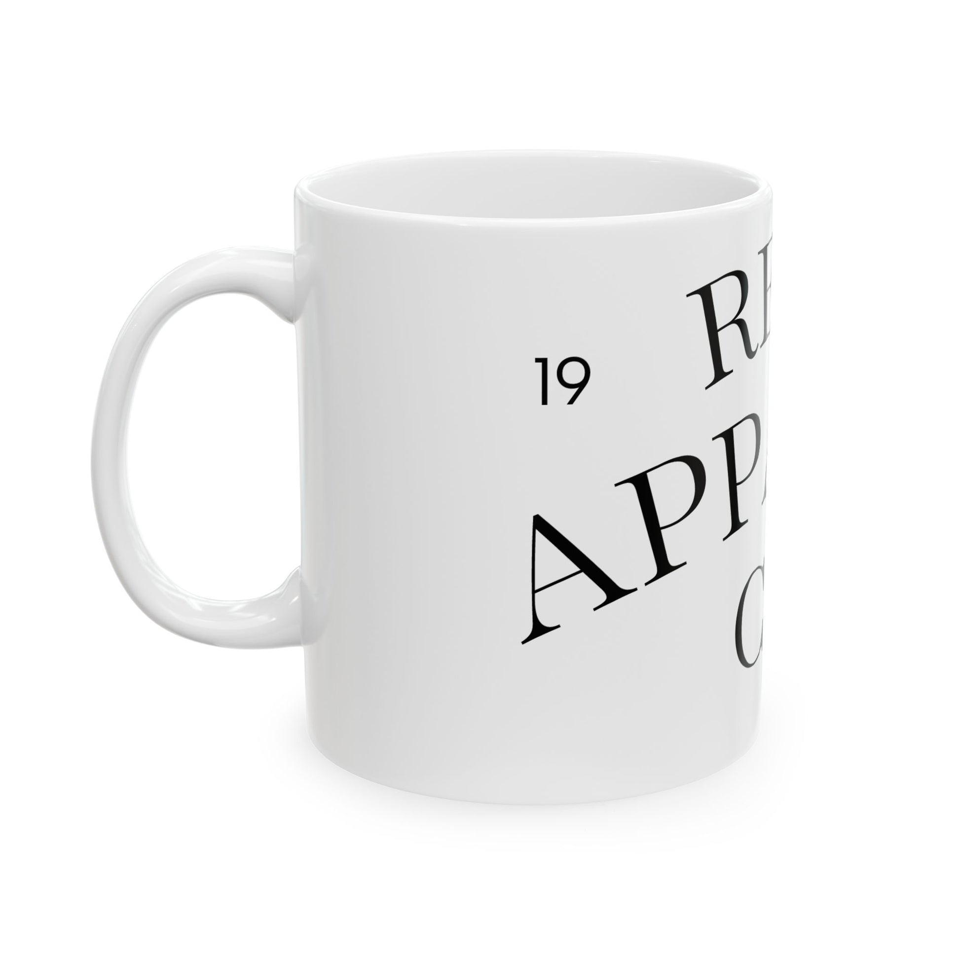Weiße Kaffeetasse aus Keramik mit minimalistischem Schriftzug Real Apparel Co. und Jahreszahl 19