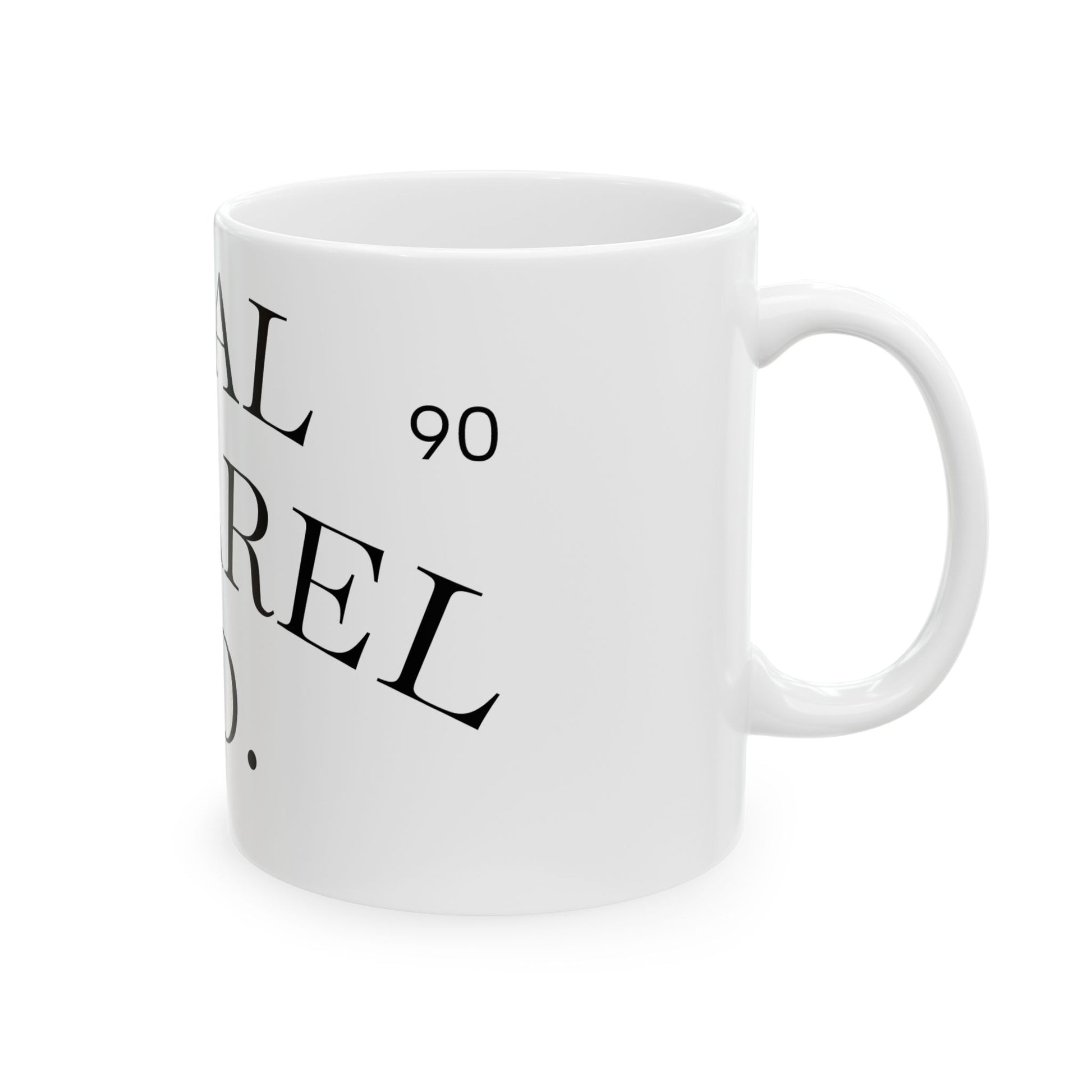 Weiße Keramiktasse mit schwarzem typografischem Real Apparel Co. Design und Jahreszahl 90 auf der rechten Seite