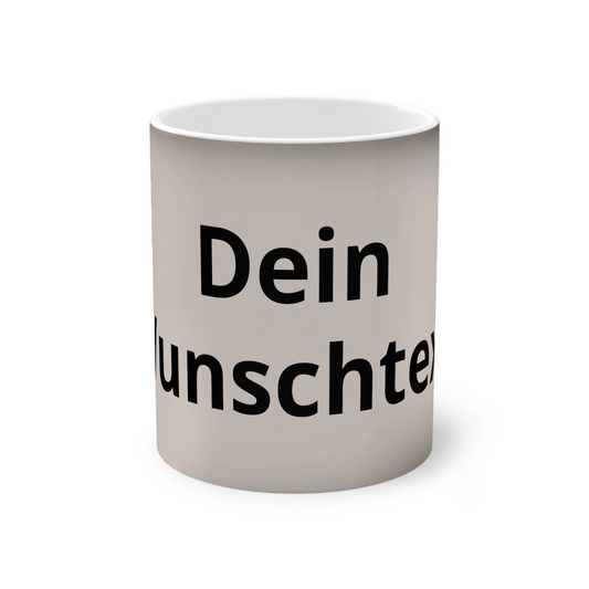 Personalisierte Magic Tasse mit individuellem Wunschtext auf einem Schreibtisch im Homeoffice als Farbwechsel-Tasse mit schwarzem Henkel.