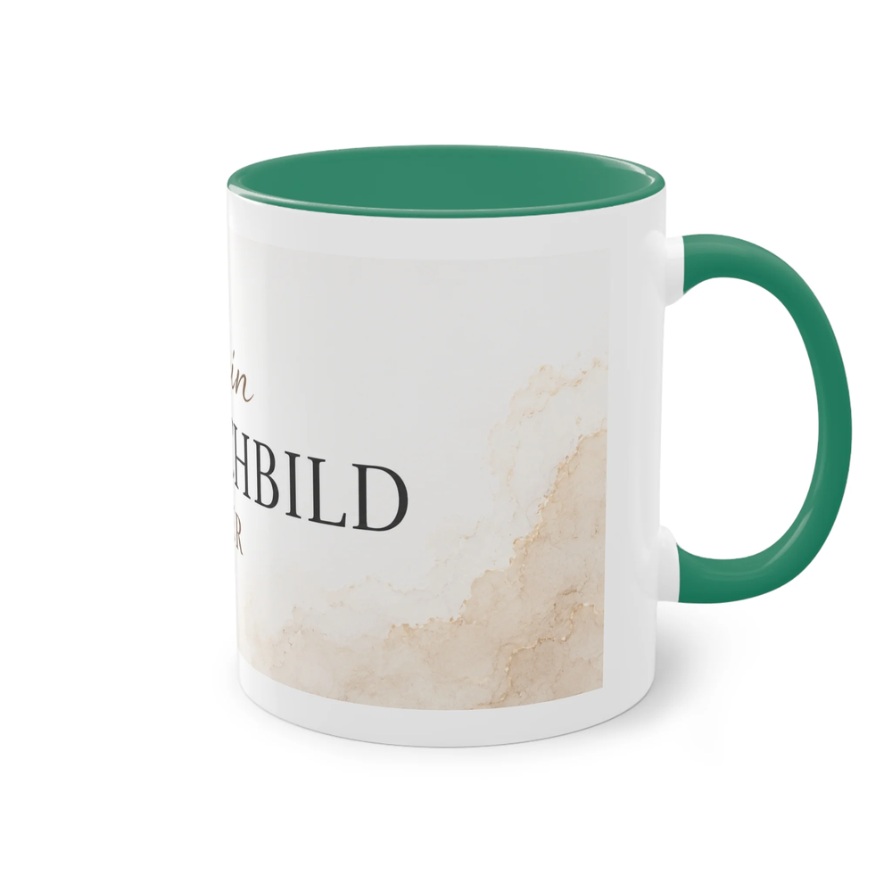 Seitenansicht einer personalisierten Two-Tone Keramiktasse mit grünem Henkel und grünem Innenbereich sowie Platz für ein individuelles Wunschbild.