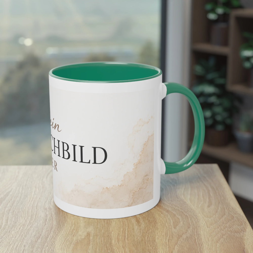 Personalisierte Two-Tone Keramiktasse mit grünem Henkel und grünem Innenbereich auf einer Untertasse in einer Wohnumgebung.