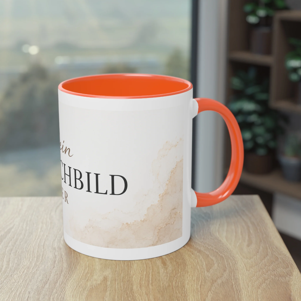 Personalisierte Two-Tone Keramiktasse mit orangem Henkel auf einer Untertasse in einer Wohnumgebung als Produkt-Mockup.