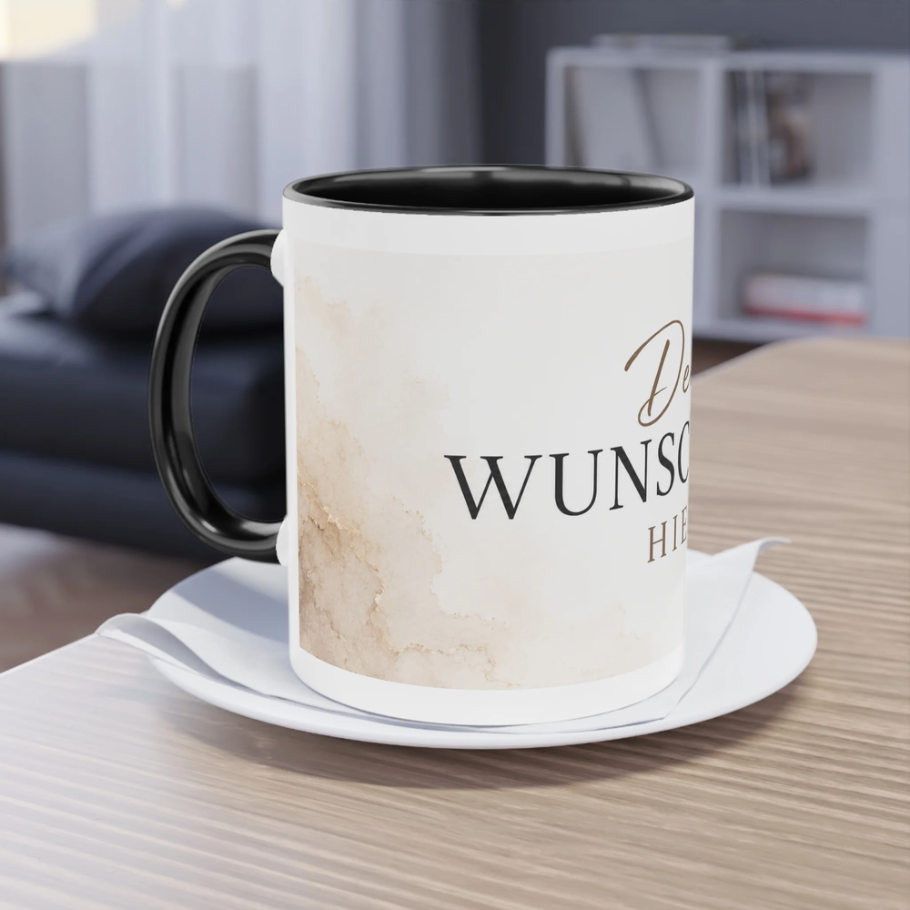 Personalisierte Two-Tone Keramiktasse mit schwarzem Henkel auf einer Untertasse in einer Wohnumgebung als Produkt-Mockup.