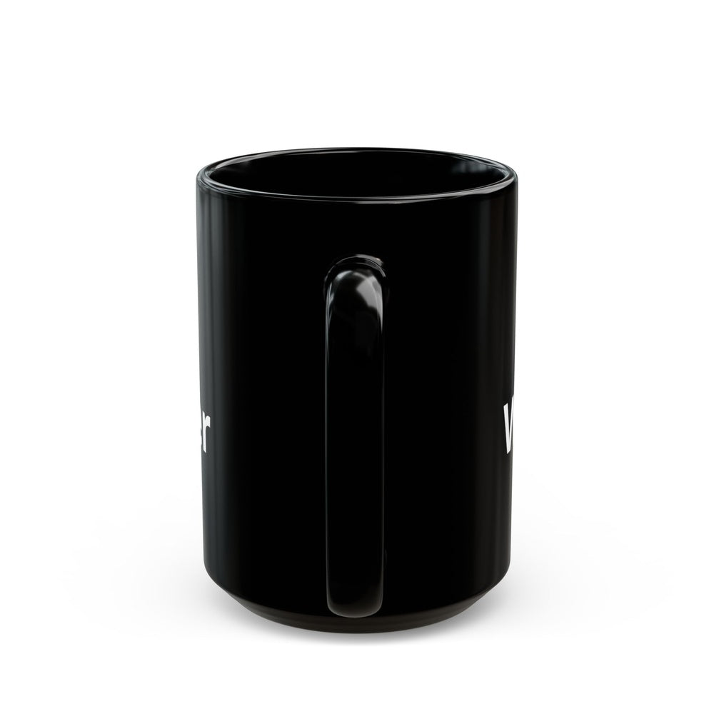 Schwarze Keramiktasse mit Wunschtext auf einer Küchenarbeitsplatte in stilvollem Ambiente.