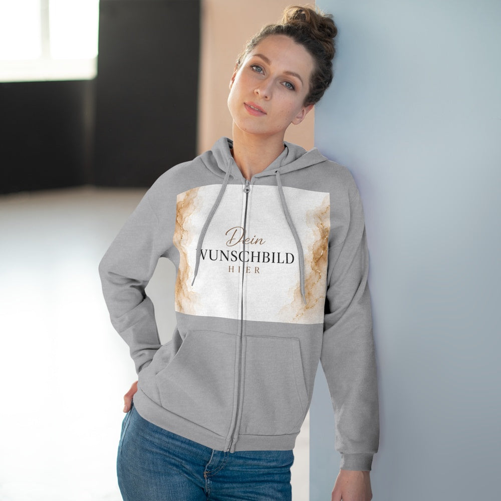 Frau trägt einen Heather Grey Zipper Hoodie mit großem Druckbereich für individuelle Fotos oder Designs. 