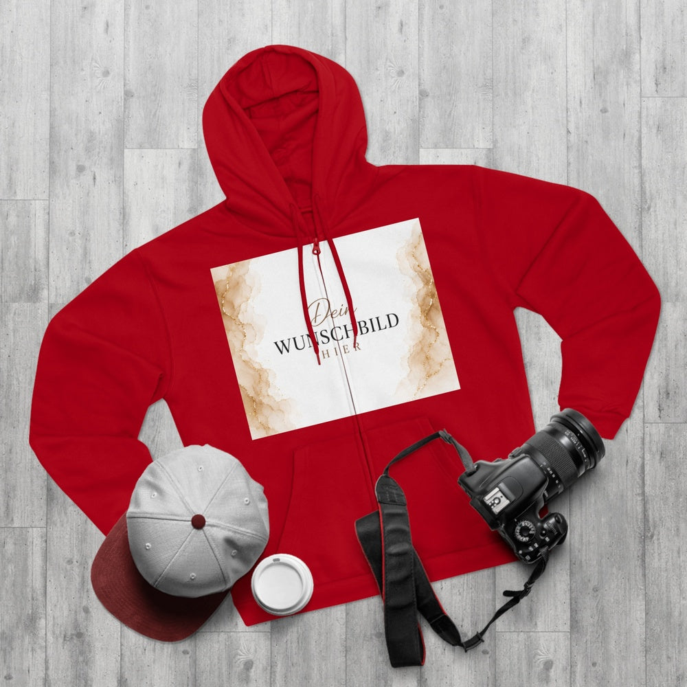 Roter personalisierbarer Zipper Hoodie als Flatlay mit Kamera, Cap und Kaffeebecher – ideal für individuelle Fotodrucke.