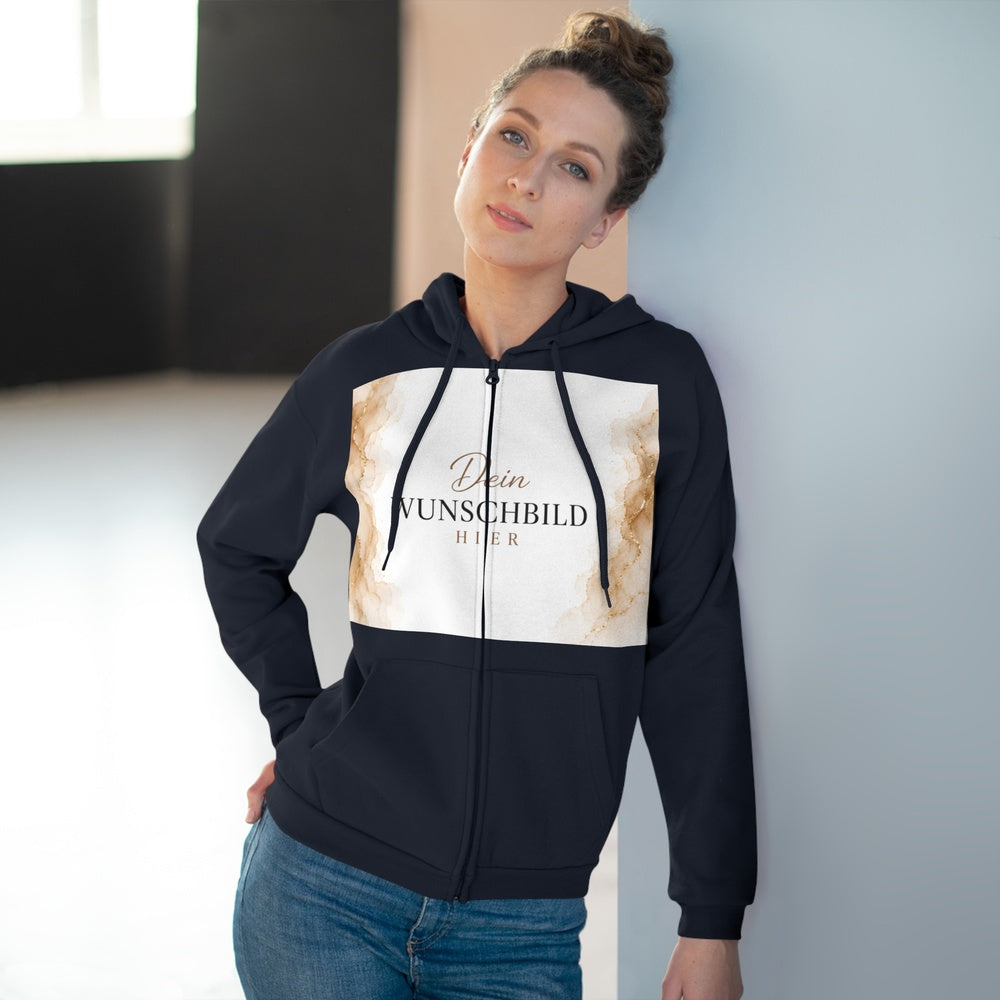 Frau trägt einen Navy Zipper Hoodie mit großem Druckbereich für individuelle Fotos oder Designs.
