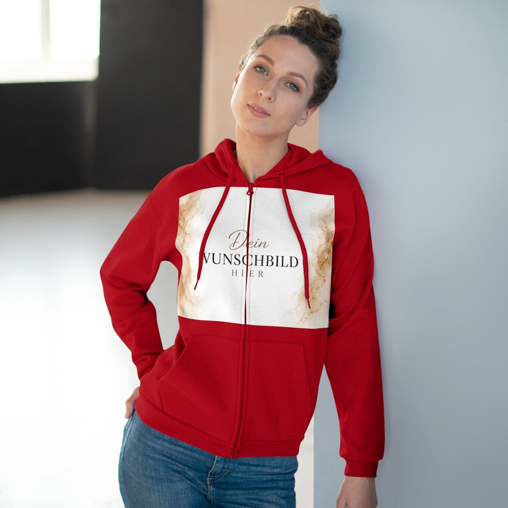 Frau trägt einen roten Zipper Hoodie mit großem Druckbereich für individuelle Fotos oder Designs. 