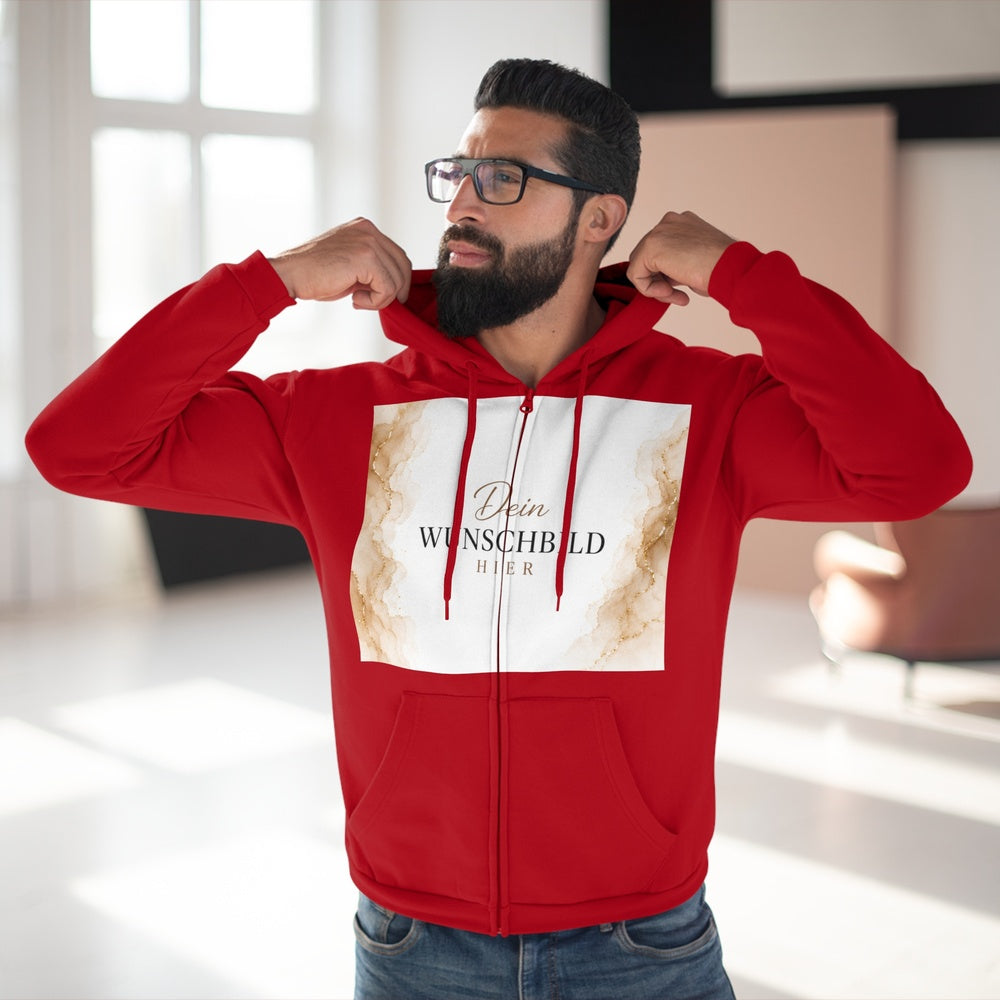 Mann trägt einen roten Zipper Hoodie mit individuell gestaltbarer Vorderseite und Wunschmotiv.