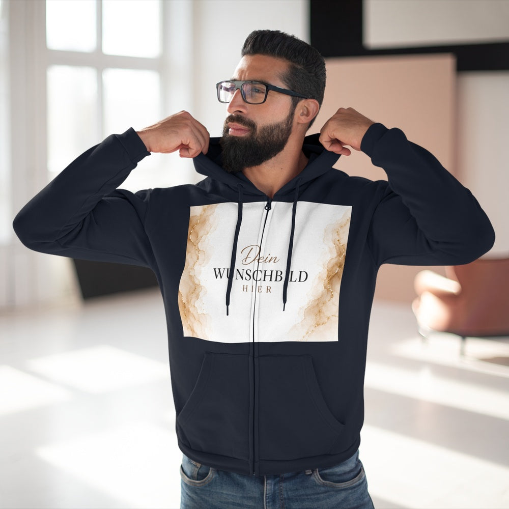 Mann trägt einen Navy Zipper Hoodie mit individuell gestaltbarer Vorderseite und Wunschmotiv.