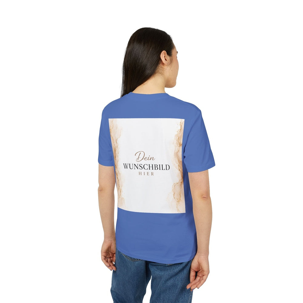 Damenmodel trägt ein blaues T-Shirt in Bright Blue mit individuell gestaltbarem Wunschbild auf der Rückseite.