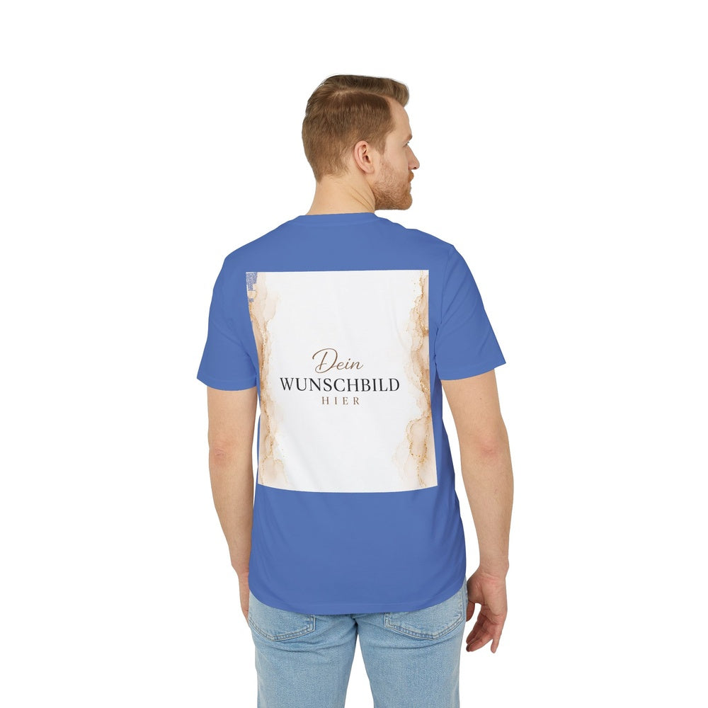 Herrenmodel trägt ein blaues T-Shirt in Bright Blue mit individuell gestaltbarem Wunschbild auf der Rückseite.