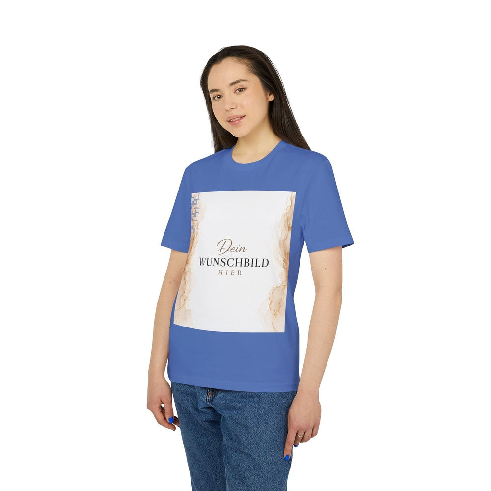 Damenmodel präsentiert ein blaues T-Shirt in Bright Blue mit personalisierbarem Wunschbild auf der Vorderseite.