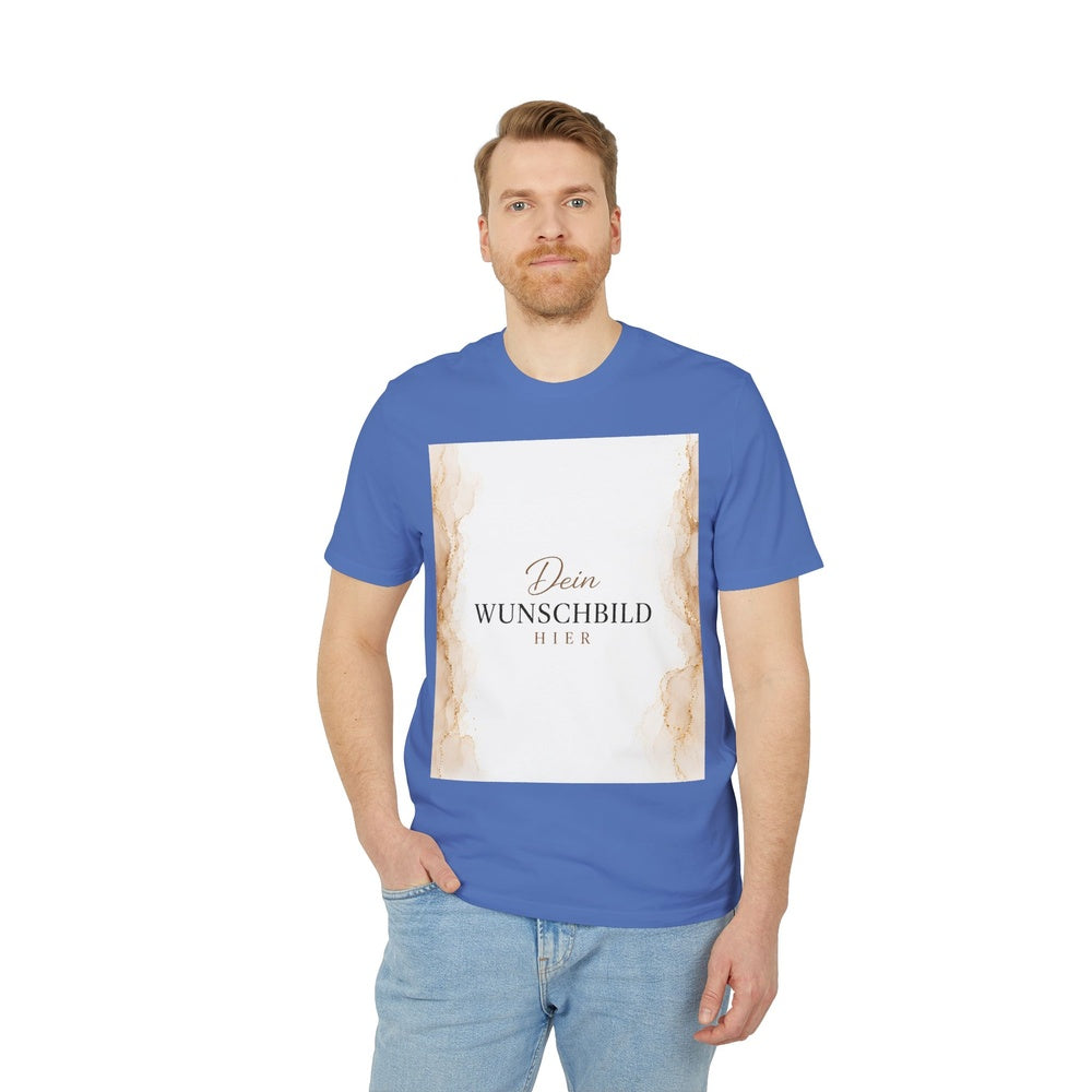 Herrenmodel präsentiert ein blaues T-Shirt in Bright Blue mit personalisierbarem Wunschbild auf der Vorderseite.