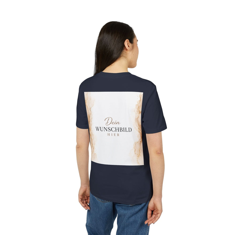 Damenmodel trägt ein dunkelblaues T-Shirt in French Navy mit individuell gestaltbarem Wunschbild auf der Rückseite.