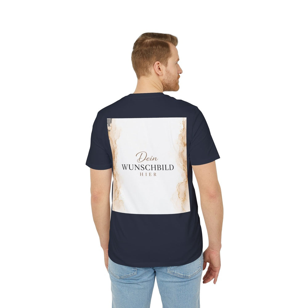 Herrenmodel trägt ein dunkelblaues T-Shirt in French Navy mit individuell gestaltbarem Wunschbild auf der Rückseite.