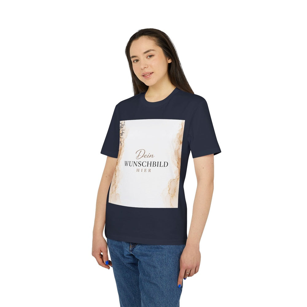 Damenmodel präsentiert ein dunkelblaues T-Shirt in French Navy mit personalisierbarem Wunschbild auf der Vorderseite.
