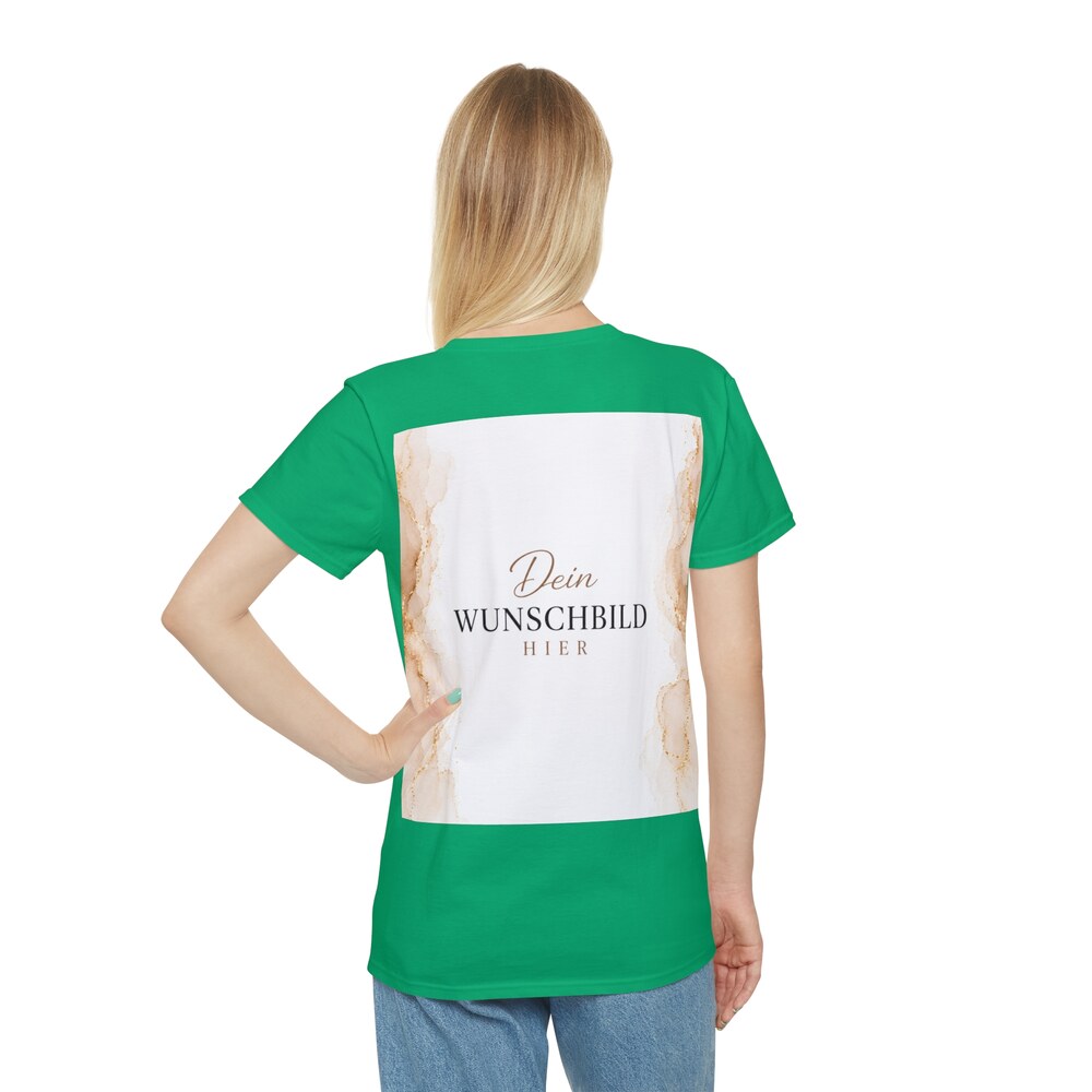 Frau trägt ein grünes personalisierbares T-Shirt mit rechteckigem Wunschbild-Platzhalter in Beige und Gold