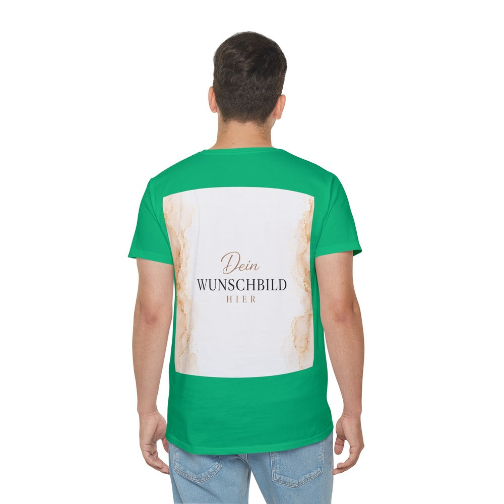 Mann trägt ein grünes personalisierbares T-Shirt mit rechteckigem Wunschbild-Platzhalter in Beige und Gold