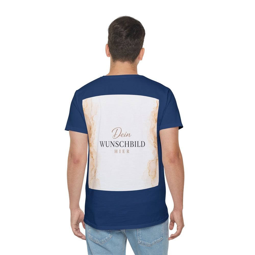 Mann trägt ein dunkelblaues personalisierbares T-Shirt mit großem Wunschbild-Platzhalter im Marmor-Look