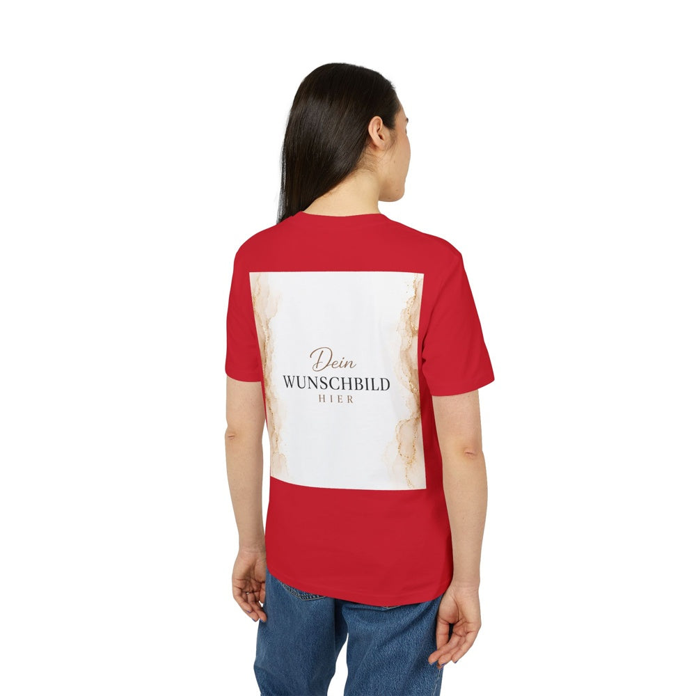 Damenmodel trägt ein rotes T-Shirt mit individuell gestaltbarem Wunschbild auf der Rückseite.