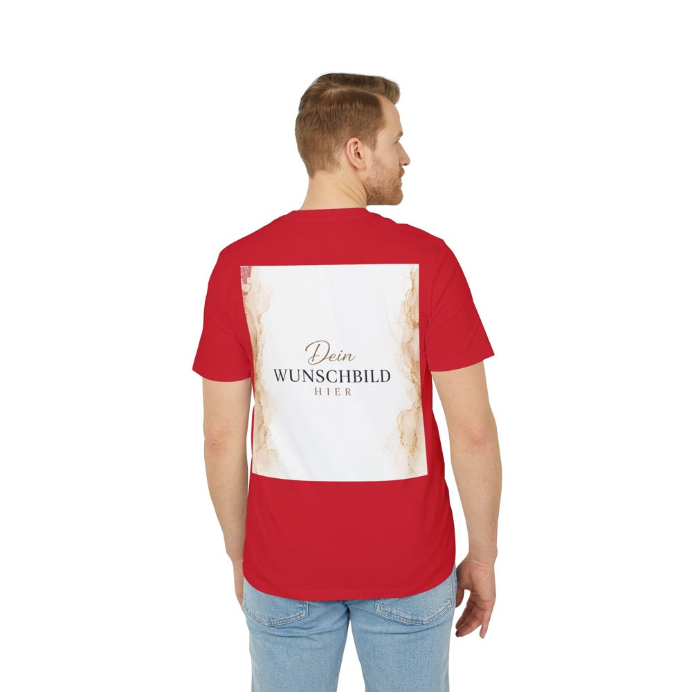 Herrenmodel trägt ein rotes T-Shirt mit individuell gestaltbarem Wunschbild auf der Rückseite.