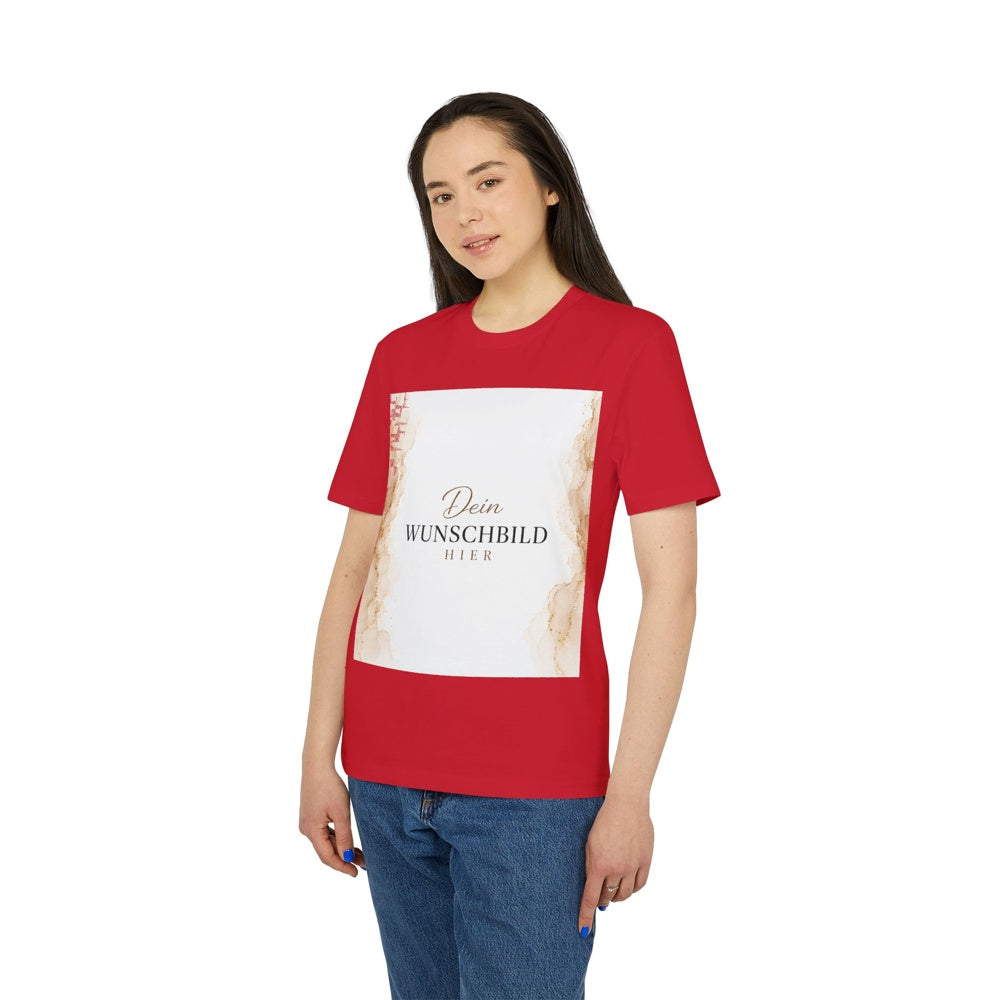 Damenmodel präsentiert ein rotes T-Shirt mit personalisierbarem Wunschbild auf der Vorderseite.