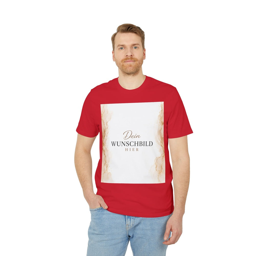 Herrenmodel präsentiert ein rotes T-Shirt mit personalisierbarem Wunschbild auf der Vorderseite.