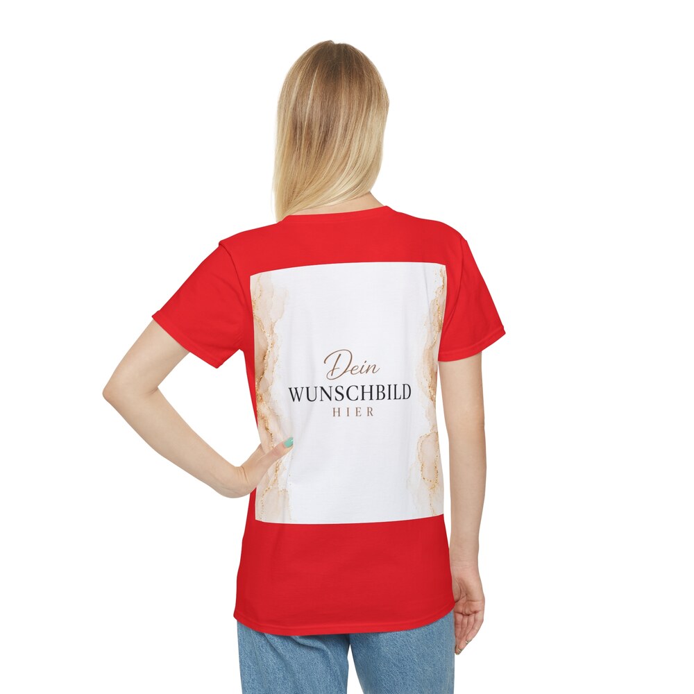 Frau trägt ein rotes personalisierbares T-Shirt mit großflächigem Wunschbild-Platzhalter in Beige und Gold