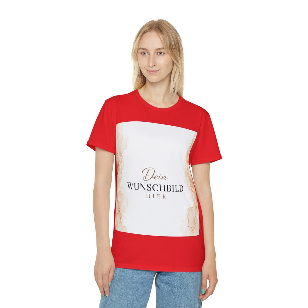 Frau trägt ein rotes personalisierbares T-Shirt mit großem Wunschbild-Platzhalter in Beige und Gold