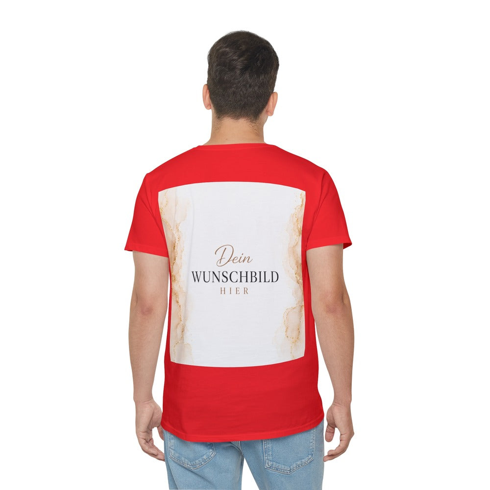 Mann trägt ein rotes personalisierbares T-Shirt mit großflächigem Wunschbild-Platzhalter in Beige und Gold

