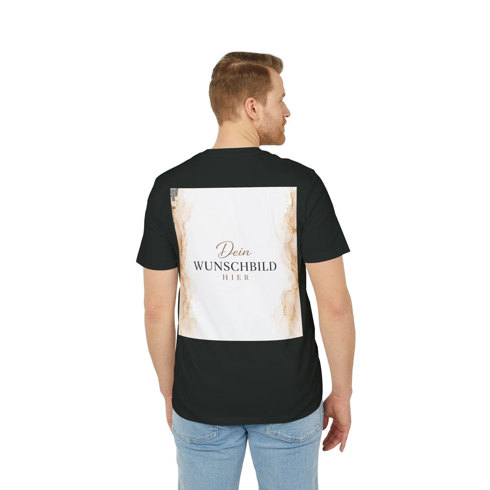 Herrenmodel trägt ein schwarzes T-Shirt mit individuell gestaltbarem Wunschbild auf der Rückseite.
