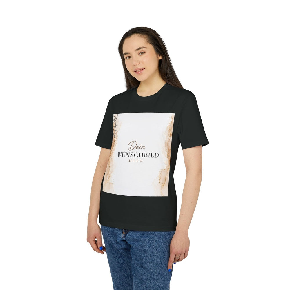 Damenmodel präsentiert ein schwarzes T-Shirt mit personalisierbarem Wunschbild auf der Vorderseite.