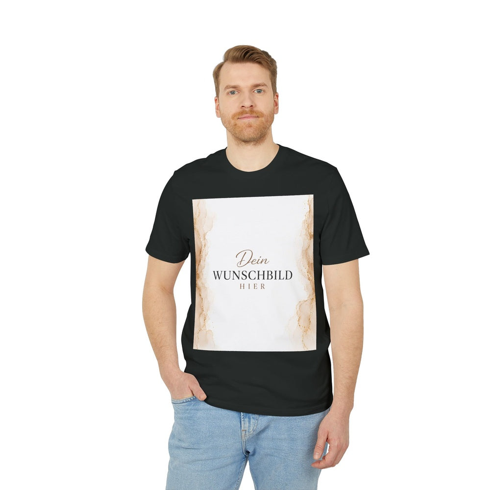 Herrenmodel präsentiert ein schwarzes T-Shirt mit personalisierbarem Wunschbild auf der Vorderseite.