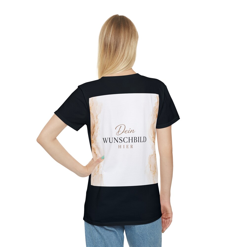 Frau trägt ein schwarzes personalisierbares T-Shirt mit großem Wunschbild-Platzhalter in Beige und Gold