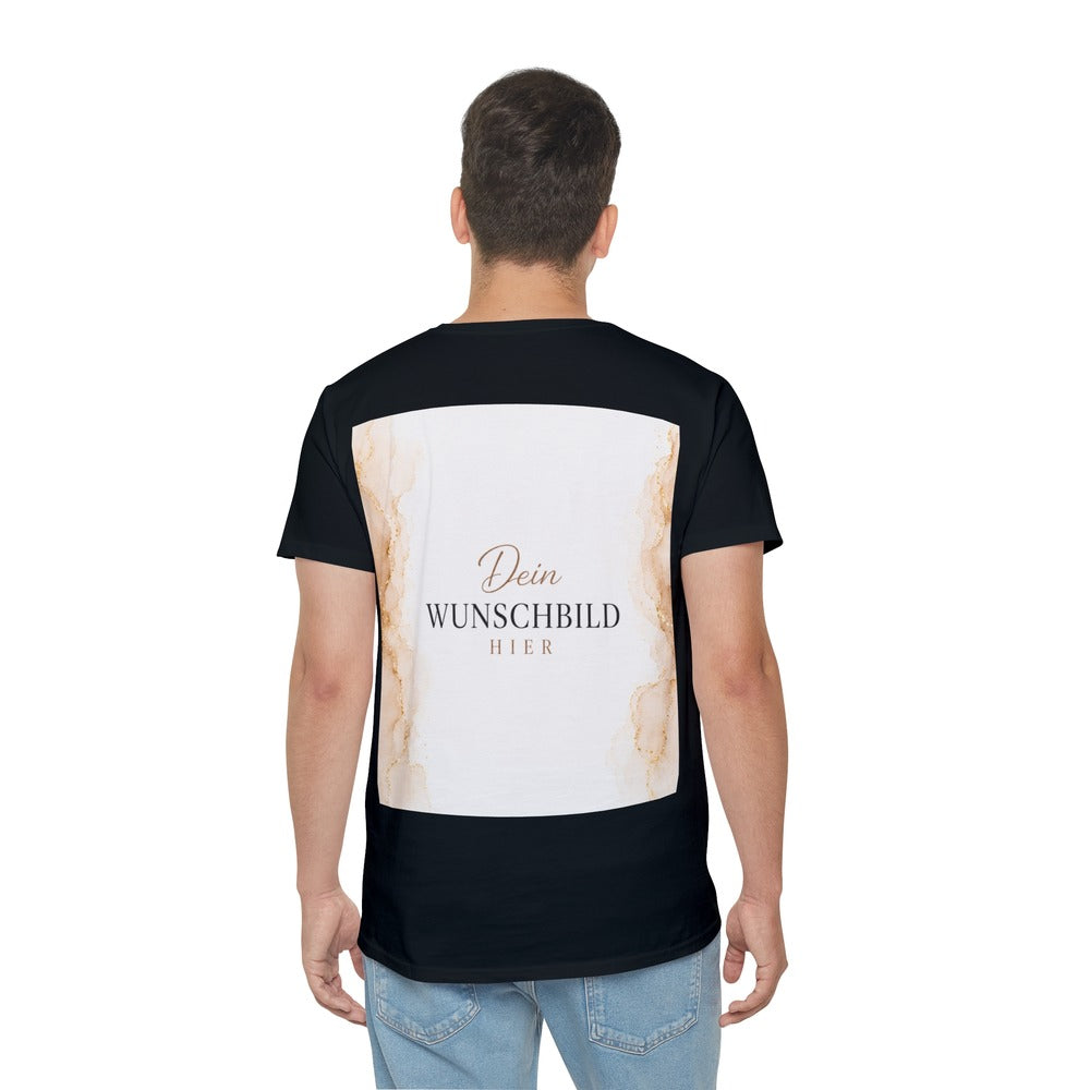 Mann trägt ein schwarzes personalisierbares T-Shirt mit großem Wunschbild-Platzhalter in Beige und Gold