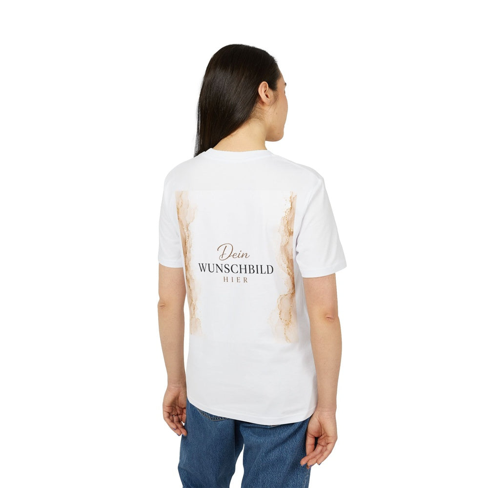 Damenmodel trägt ein weißes T-Shirt mit individuell gestaltbarem Wunschbild auf der Rückseite.