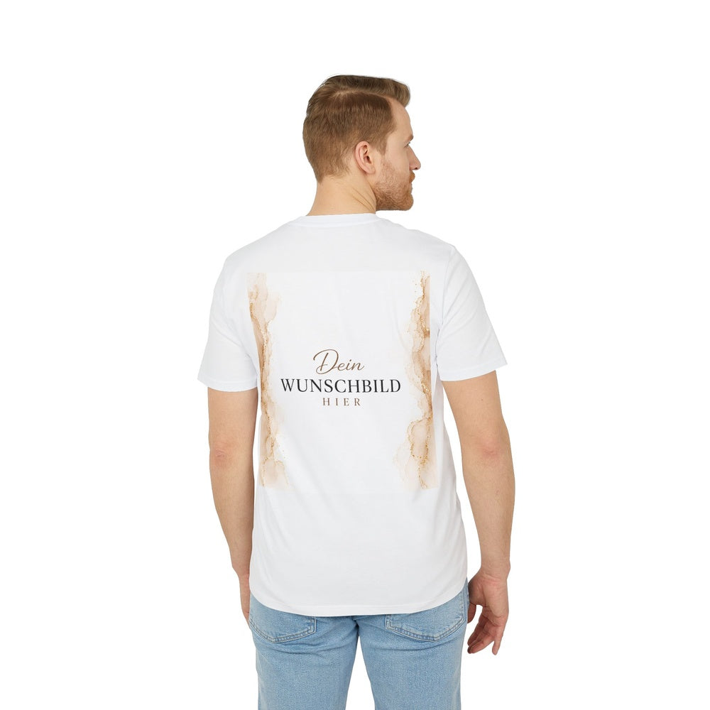 Herrenmodel trägt ein weißes T-Shirt mit individuell gestaltbarem Wunschbild auf der Rückseite.