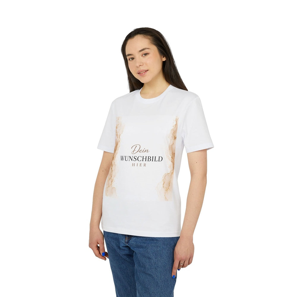 Damenmodel präsentiert ein weißes T-Shirt mit personalisierbarem Wunschbild auf der Vorderseite.