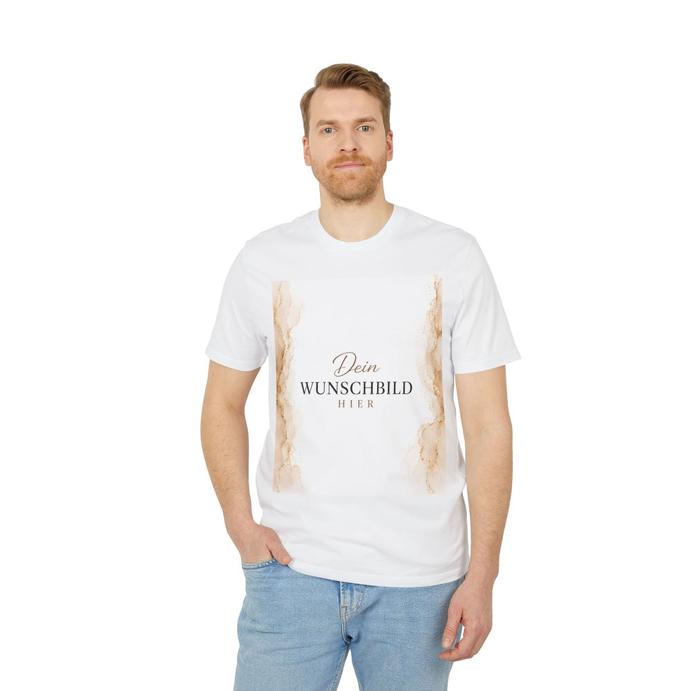 Herrenmodel präsentiert ein weißes T-Shirt mit personalisierbarem Wunschbild auf der Vorderseite.